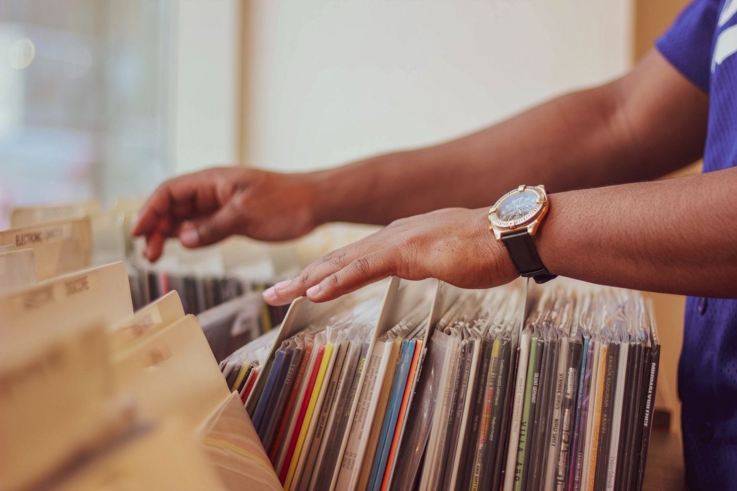 Una persona revisando vinilos en una batea
